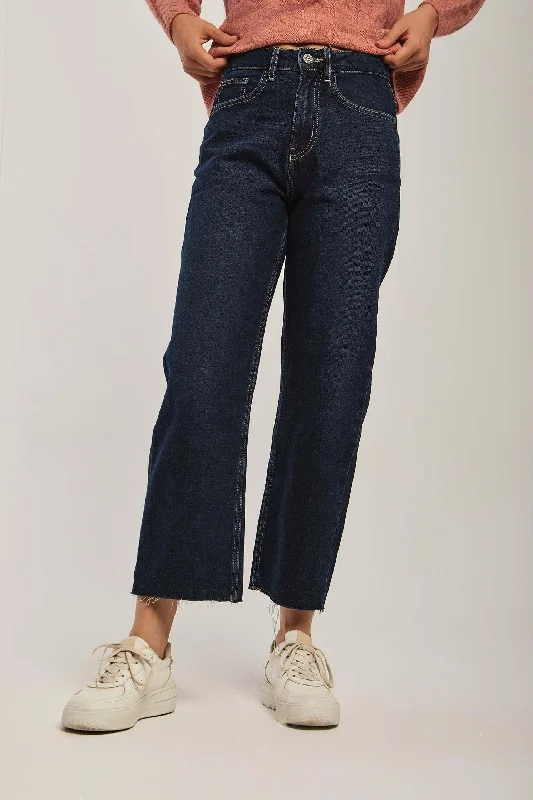 Cargo women jeans with multiple pockets for added functionalityDenim