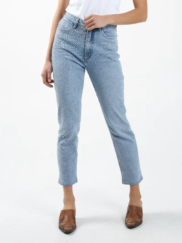 Straight - leg women jeans with a classic and timeless appealCasey Jean - Endless Blue