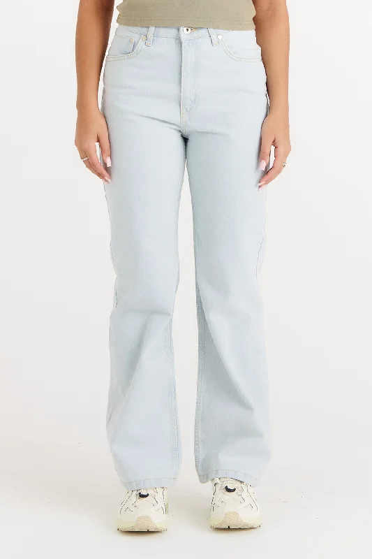 Button - fly women jeans with a traditional touchDad jean - stone wash