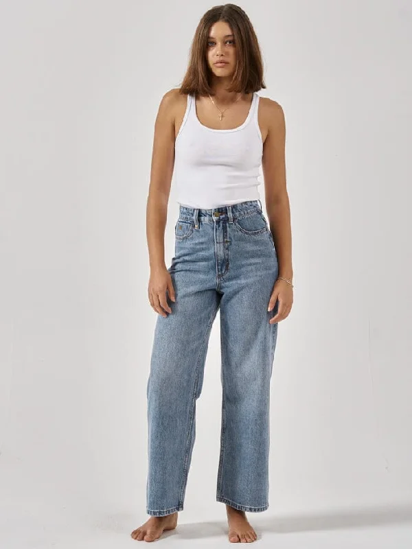 Straight - leg women jeans with a classic and timeless appealHolly Jean - Weathered Blue