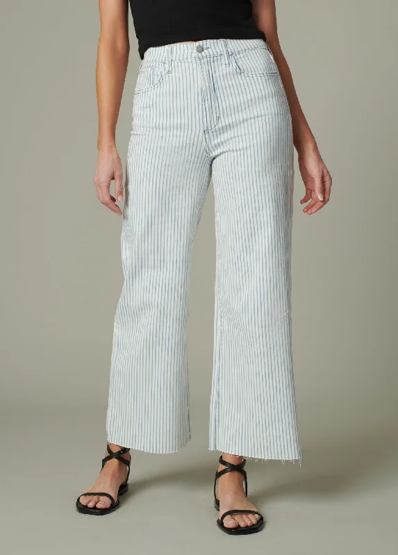 Mom jeans for a nostalgic and casual lookTHE MIA