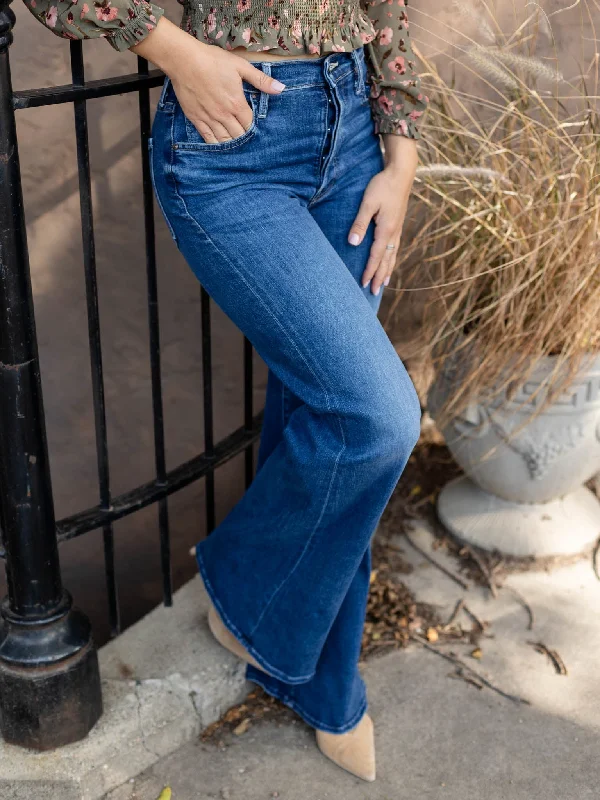 Denim Top for a Beachside Picnic with a Laid - Back StyleMOTHER Sixth Sense The Tomcat Roller Sneak