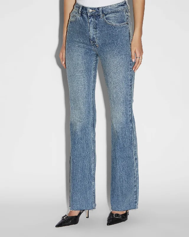 Mom jeans for a nostalgic and casual lookSOHO OVERKAST