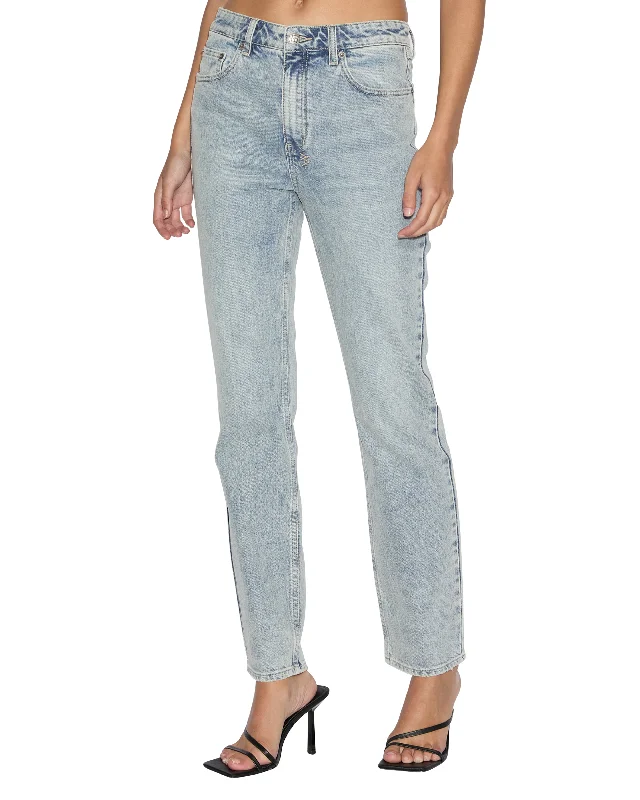 Cargo women jeans with multiple pockets for added functionalitySTRAIGHT UP WORN